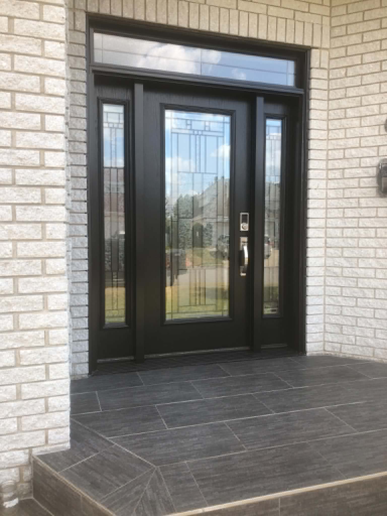 Porte d'entrée noire vitrée